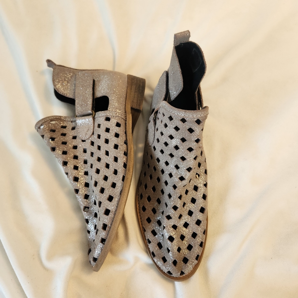 Musse & Cloud Booties womens size 8 made in Spain pewter Calia Preforated